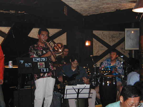 �M������E�E