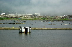 復興日本ページへ。　岩手県陸前高田市　まだ多くの地域が海水に浸水したままだ。
