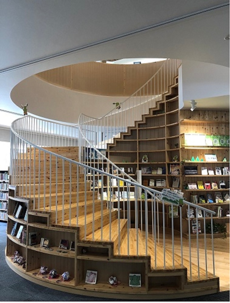 R階段　真庭市　図書館