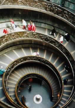 ���p�قւ̊K�i�B