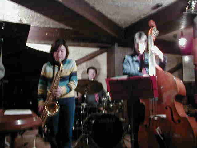 �M����������